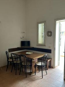 una mesa de comedor y sillas en una habitación en Casa indipendente Leo Mar, en Lampedusa