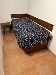 1 cama con edredón blanco y negro en una habitación en Casa indipendente Leo Mar, en Lampedusa