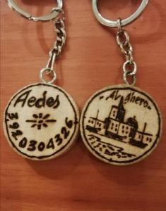 a pair of key chains with a picture of a house at Aedes Residenza Lido - 80 mt dalla spiaggia - self check-in in Alghero