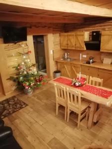 una cocina con una mesa y un árbol de Navidad en ella en Domek na Karolce, en Ochotnica Górna