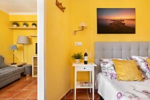 um quarto com uma cama e uma mesa com uma garrafa de vinho em Cosy, seaview apartment, close to beach and bars -Edificio RHIN em Campoamor