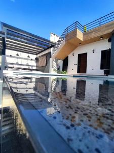 een gebouw met een zwembad ervoor bij GZ GUEST HOUSE in Cuenca