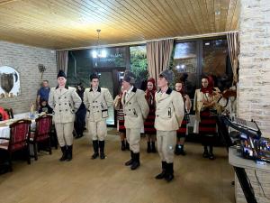 een groep mensen in militaire uniformen die in een kamer staan bij Alpina Panoramic in Moisei