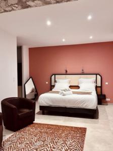 ピナールルにあるHôtel du Golfe Pinarelloのベッドルーム(大型ベッド1台、椅子付)