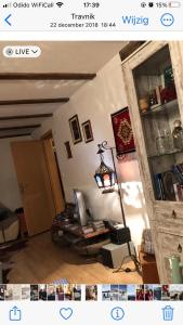 sala de estar con mesa y lámpara en Vikendica Topa’s en Vlasic