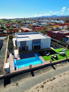 an overhead view of a house with a swimming pool at Villa Bali Golf Las Salinas Caleta de Fuste in Caleta De Fuste