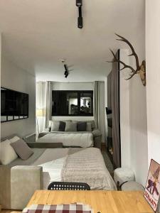 1 dormitorio con 2 camas y mesa. en Apartamento Nordico Monte Oiz, en Sierra Nevada