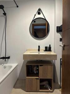 y baño con lavabo y espejo. en Apartamento Nordico Monte Oiz, en Sierra Nevada