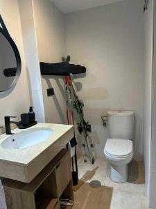 y baño con aseo blanco y lavamanos. en Apartamento Nordico Monte Oiz, en Sierra Nevada