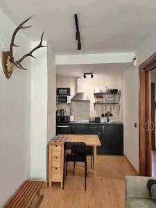 cocina con mesa de madera en una habitación en Apartamento Nordico Monte Oiz, en Sierra Nevada