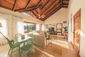 Luxurious Villa at Puerto Bahia with Great Views في سانتا باربرا دو سامانا: غرفة معيشة مع طاولة وأريكة