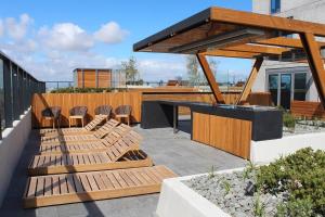 un patio con sedie e un bar in un edificio di Luxurious Flemington with Stunning Racecourse View a Melbourne