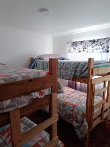 a bedroom with two bunk beds and a window at Cabañas Tres Islas in Punta de Choros