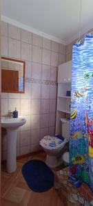 La salle de bains est pourvue d'un lavabo et de toilettes. dans l'établissement Cabañas Tres Islas, à Punta de Choros