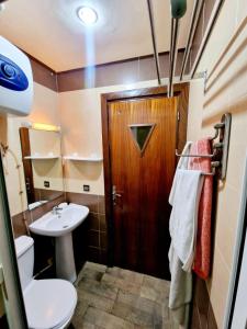 La petite salle de bains est pourvue de toilettes et d'un lavabo. dans l'établissement Noure Riyad, à Rabat