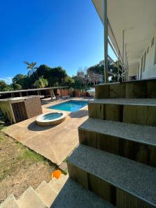 een achtertuin met een zwembad en enkele trappen bij Quinta la moro in Melgar
