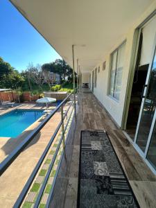 een balkon van een huis met een zwembad bij Quinta la moro in Melgar