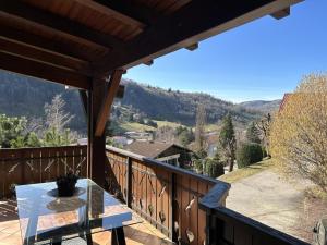 a balcony with a table and a view at Escargot de Neige in La Bresse
