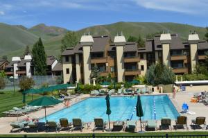 un hôtel avec une piscine avec des montagnes en arrière-plan dans l'établissement Lodge Apt 878 - True Sun Valley Resort Style and Amenities, à Sun Valley