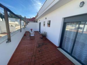 un patio con mesa y bancos en un edificio en Apartamento turístico Cristóbal Colón, en Huelva