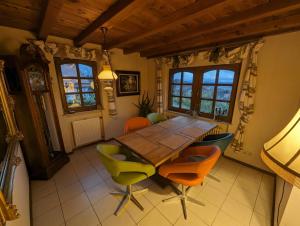 ein Esszimmer mit einem Holztisch und Stühlen in der Unterkunft Sonnige Aussicht in Waldhölzbach