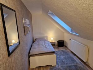 ein kleines Schlafzimmer mit einem Bett und einem Dachfenster in der Unterkunft Ferienwohnung/Monteurunterkunft 2.0 Leopolshall in Staßfurt