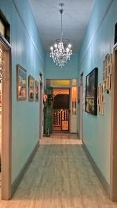 un corridoio con pareti blu e lampadario a braccio di Rustic Sunflower a Mount Crosby