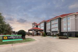 um hotel com uma placa em frente a um edifício em La Quinta by Wyndham Mt. Pleasant em Mount Pleasant