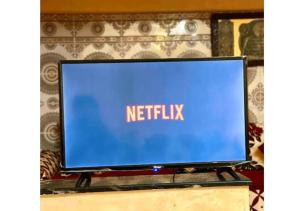 un écran de télévision avec les mots «netflix» dans l'établissement Romantic apartment near sea in Safi, Morocco, à Safi