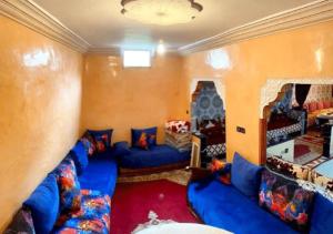 ein Wohnzimmer mit blauen Sofas in einem Zimmer in der Unterkunft Romantic apartment near sea in Safi, Morocco in Safi