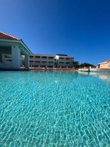 una grande piscina d'acqua con edifici sullo sfondo di Beach Front Studio Apartment with Pool a Isabela
