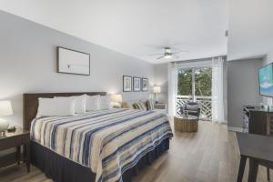 1 dormitorio con 1 cama con colcha a rayas en Sandestin Resort Bahia-Elation by Tufan, en Destin