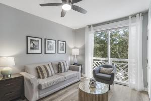 un salon avec un canapé et une chaise dans l'établissement Sandestin Resort Bahia-Elation by Tufan, à Destin