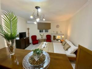 スパタにあるNikos Apartmentのテーブルとリビングルームのあるリビングルーム