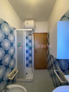ein Badezimmer mit Dusche und Toilette in der Unterkunft CONCHIGLIA in San Vincenzo