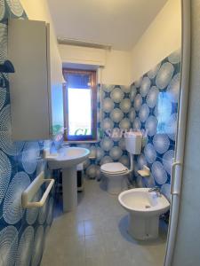 ein Badezimmer mit zwei Waschbecken und zwei Toiletten in der Unterkunft CONCHIGLIA in San Vincenzo