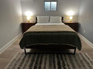 1 dormitorio con 1 cama grande y 2 mesitas de noche en Cozy & Comfortable basement apartment, en Mississauga