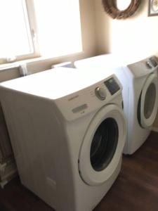 a washing machine and a dryer in a room at Whitehorse Wonder in Whitehorse