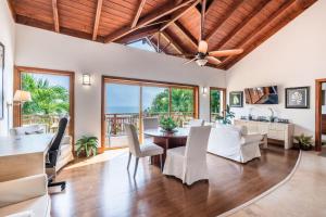 Posezení v ubytování Newly Added Beautiful Villa at Puerto Bahia - Breakfast Included
