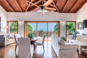 Newly Added Beautiful Villa at Puerto Bahia - Breakfast Included في سانتا باربرا دو سامانا: غرفة طعام مع طاولة وكراسي
