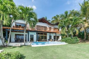 una casa con piscina y palmeras en Newly Added Beautiful Villa at Puerto Bahia - Breakfast Included, en Santa Bárbara de Samaná