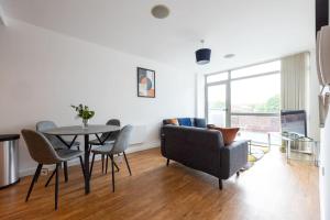 Zona d'estar a Stylish Northern Quarter 2Bed, Free Parking, WI-FI, Sleeps 4, Central Location, Long term Disc
