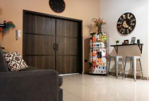 uma sala de estar com uma porta e um frigorífico em Lindo apartamento con terraza en Bello Ant em Bello