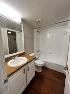 W łazience znajduje się umywalka, toaleta i lustro. w obiekcie Musaria Country Home w mieście Kericho