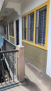wejście do budynku ze schodami i oknami w obiekcie Musaria Country Home w mieście Kericho