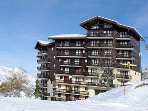 a large apartment building on top of a snow covered slope at Appartement Les Menuires, 2 pièces, 4 personnes - FR-1-344-867 in Les Menuires