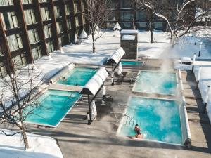 dwa baseny pokryte śniegiem z osobą w nich w obiekcie OTL Gouverneur Saguenay w mieście Saguenay