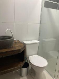 łazienka z toaletą i umywalką w obiekcie Recanto das Pedras Floripa w mieście Florianópolis