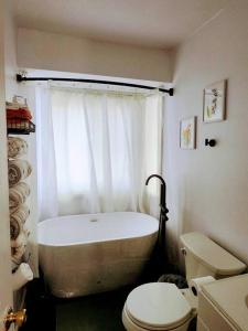 Kylpyhuone majoituspaikassa Lovely Poconos getaway