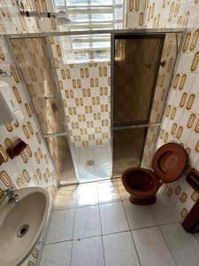 a bathroom with a toilet and a sink at Pertin da Praça Hostel in Ouro Preto